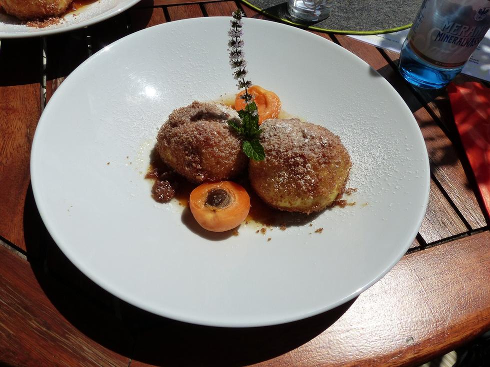 Eismarillenknödel mit Bröseln und Marillen