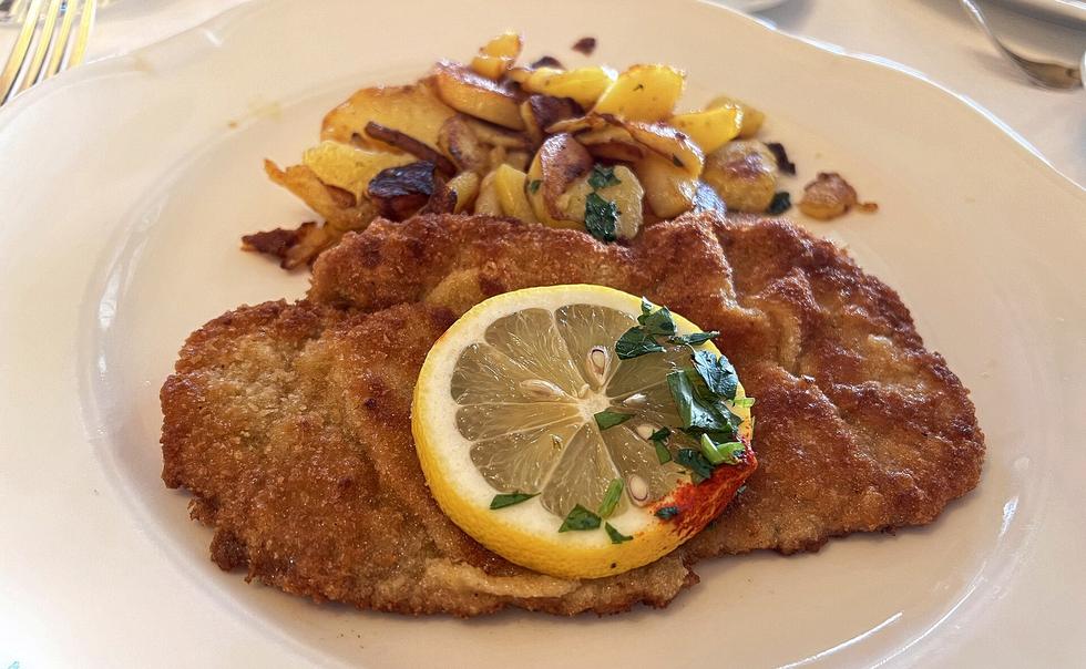 Wiener Schnitzel mit Bratkartoffeln und Zitrone