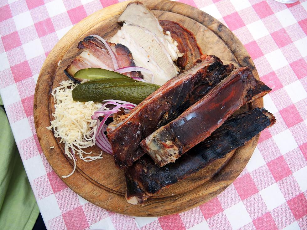 Spareribs auf Holzbrett mit rot-weiß kariertem Tischtuch